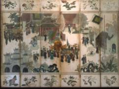 Bình phong sáu tấm (Lục Phiến Bình Phong) thời Nguyễn đầu thế kỷ XX. Tranh trên bình phong là bức "Rước lễ lên chùa" của họa sĩ Nguyễn Văn Bái, vẽ năm 1935 (nay hiện vật còn lưu giữ ở bảo tàng Mỹ thuật Hà Nội).