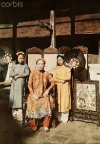 Tranh chụp công chúa cùng hai nữ tỳ thời Nguyễn. Đằng sau là Bình Phong 4 phiến (Tứ Phiến Bình Phong) - cốt gỗ dán tranh họa . Bên phải tranh là Sáp Bình thức Bình Phong Tọa.