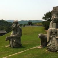 Tượng quan hầu bằng đá ở lăng mộ hoàng gia Joseon